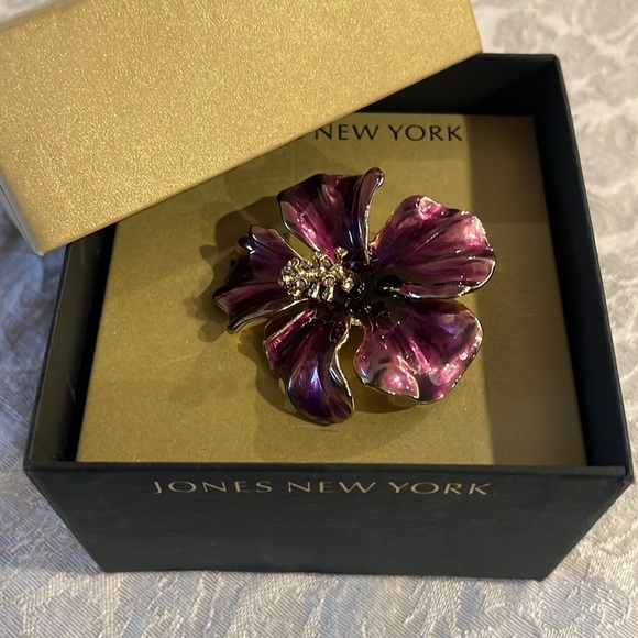 Jones New York purple Flower Pin in original box - Picture 1 of 7